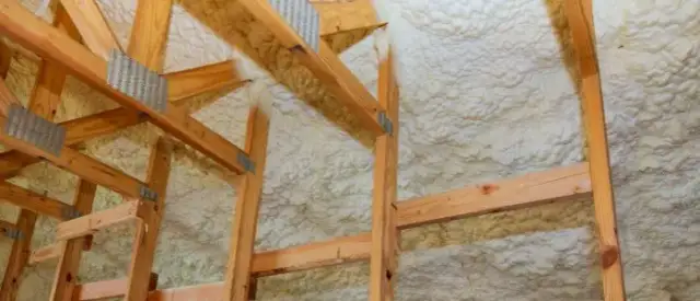 Izolacja poddasza wełna czy pianka - co wybrać, aby zaoszczędzić?