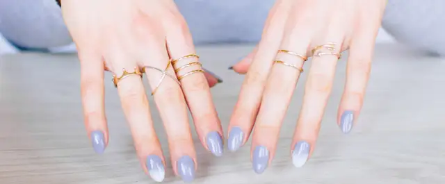 Obrączka na środkowym palcu: Co oznacza? Symbolika i trendy