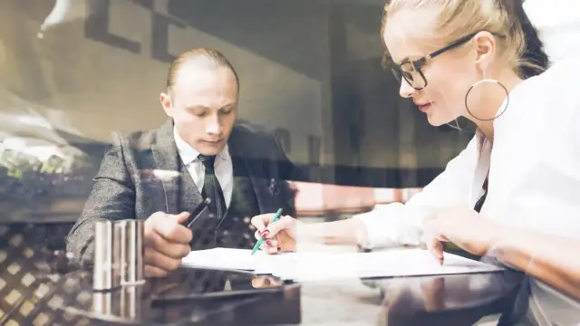 Jak wygląda sprzedaż działki u notariusza - uniknij kosztownych błędów