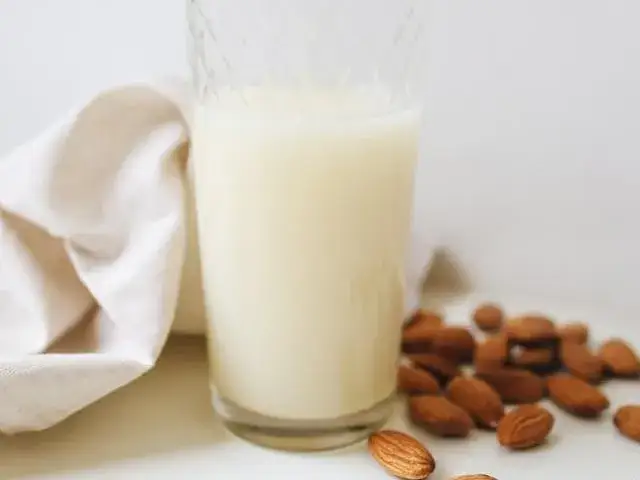 Ile kalorii ma mleko migdałowe? Zaskakujące różnice w kaloryczności