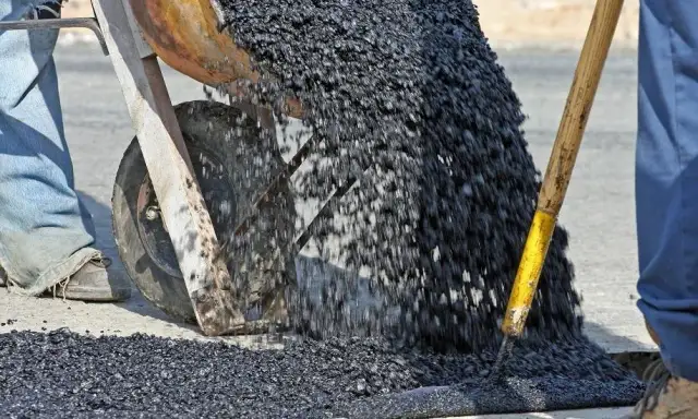 Asfalt co to - poznaj właściwości i zastosowanie tego materiału