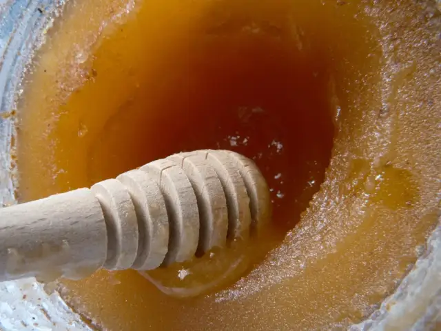 Scukrzony miód: jak rozpuścić, by nie stracił właściwości?