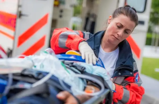 Czy ratownik medyczny może być karany? Pełny przewodnik prawny