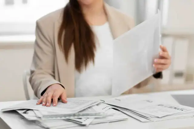 Jakie dokumenty są niezbędne przy sprzedaży udziałów w nieruchomości?