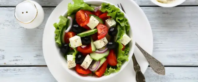 Jakie przyprawy do sałatki greckiej, aby podkręcić jej smak?