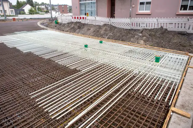 Siatka zbrojeniowa z włókna szklanego przygotowana do budowy fundamentów.