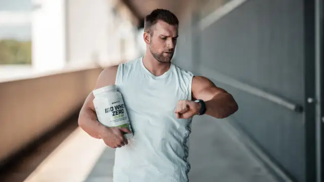 Białko: Przed czy po? Dzienna podaż kluczem do wzrostu mięśni