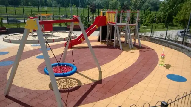 Bezpieczna nawierzchnia na plac zabaw: poradnik dla rodziców