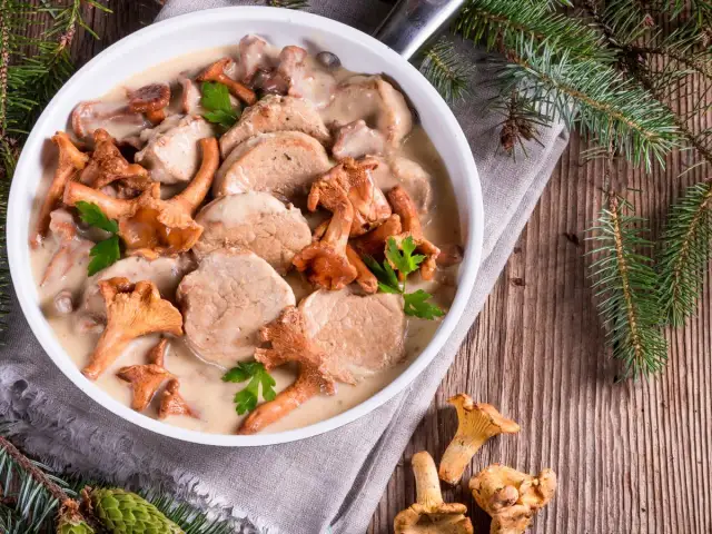 Polędwiczki w sosie kurkowym: z czym podawać, by zachwycić?