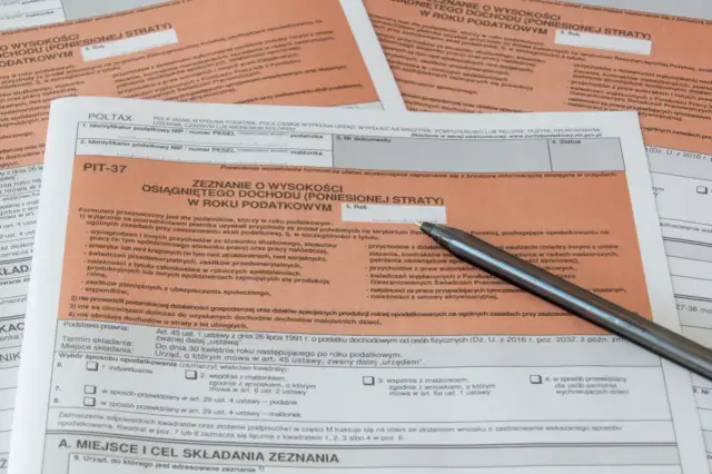 Długopis leżący na formularzu PIT-37 z tekstem "Zeznanie o wysokości dochodu (poniesionej straty) w roku podatkowym".