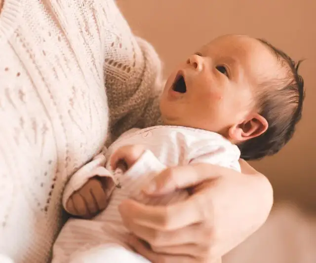 Jak podnosić niemowlę według fizjoterapeuty, aby uniknąć kontuzji
