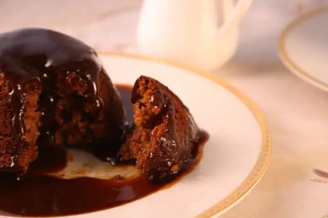 Pyszny Sticky Toffee Pudding przepis. Czekoladowy deser polany sosem toffee, idealny na deser.