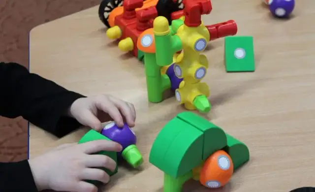 Zabawki sensoryczne dla 4 latka, które wspierają rozwój i zabawę