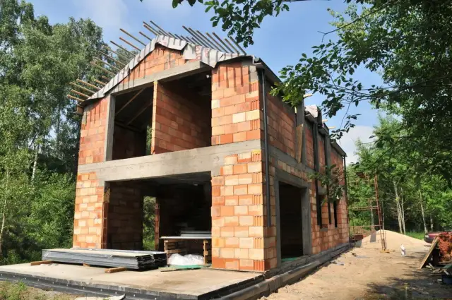 Jak prawidłowo obliczyć potrzebną ilość cegieł na m2 elewacji - poradnik eksperta