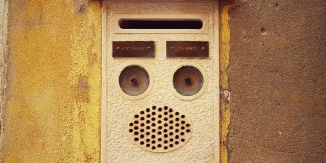 Jak działa domofon w bloku? Odkryj jego tajemnice i funkcje