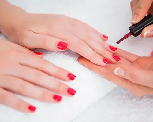 Ile kosztuje manicure hybrydowy z przedłużeniem? Ceny, które zaskakują