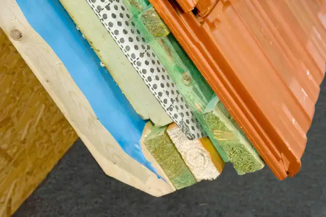 Jaka folia pod wełnę na strop? Tylko paroizolacyjna!