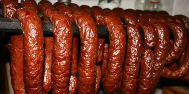 Ile parzymy kiełbasę po wędzeniu, aby uniknąć niebezpieczeństwa?