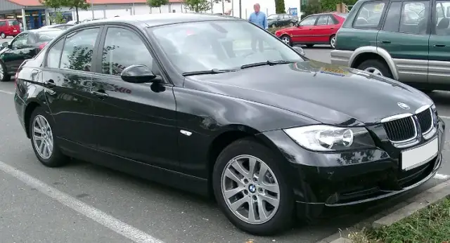 Ile pali BMW E90 2.0 benzyna? Sprawdź realne spalanie i oszczędzaj paliwo!