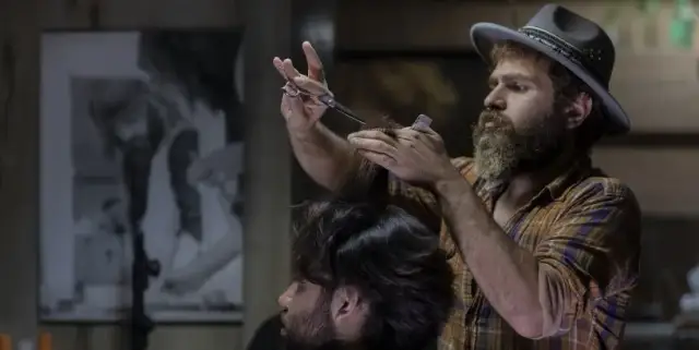 Zarobki barbera w Polsce: Ile zarobisz na etacie i własnym salonie?