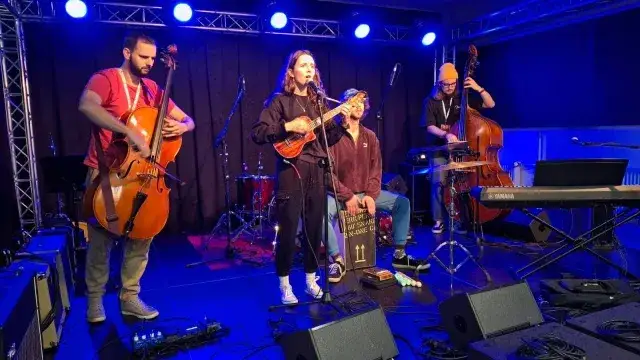 Tekst piosenki jaki tu spokój – odkryj znaczenie i emocje utworu