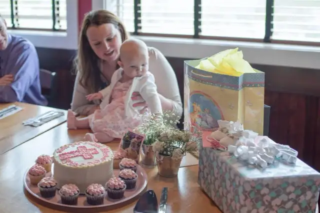 Co dziadkowie dają wnuczce na chrzciny? Najlepsze pomysły na prezenty