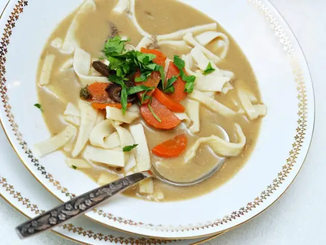 Jak zagęścić zupę mąką, aby uniknąć grudek i uzyskać idealną konsystencję