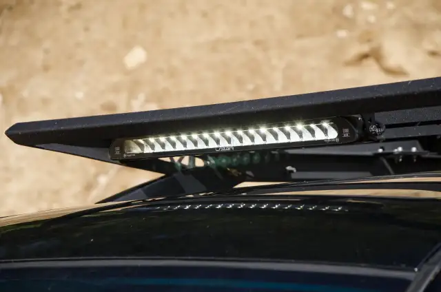 Jak podłączyć panel LED w aucie? Bezpiecznie i z homologacją!