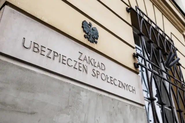 Tablica z napisem "Zakład Ubezpieczeń Społecznych" i godłem Polski.