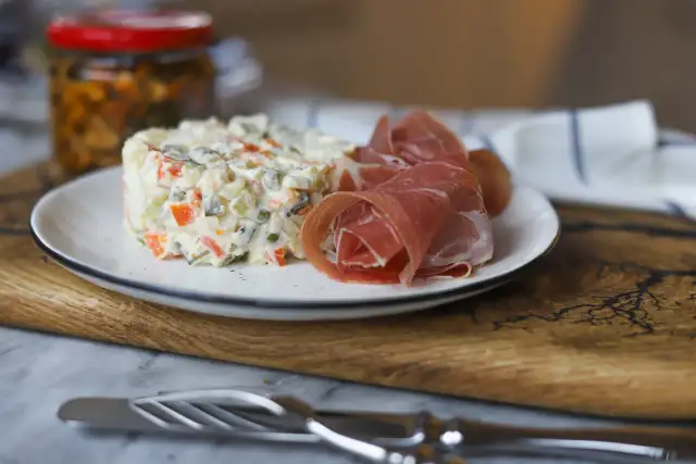 Ile waży łyżka sałatki jarzynowej? Zaskakujące wagi różnych przepisów