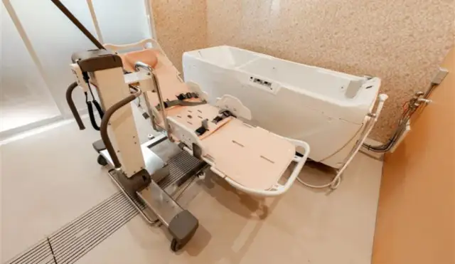 Jak myć osobę starszą pod prysznicem, aby zapewnić jej komfort i bezpieczeństwo