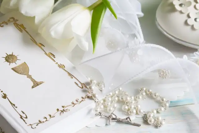 Prezent komunijny bez kwiatów? Odkryj trwałe i osobiste pomysły!