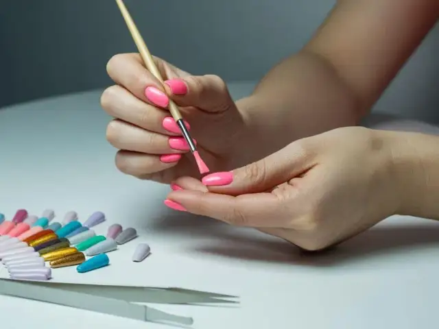 Jak używać patyczków do manicure? Praktyczny poradnik krok po kroku