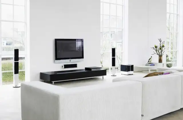 Gdzie umieścić dekoder przy wiszącym telewizorze, aby uniknąć problemów?