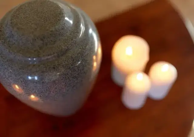 Ile kosztuje kremacja w Poznaniu? Przejrzysty cennik i ukryte koszty