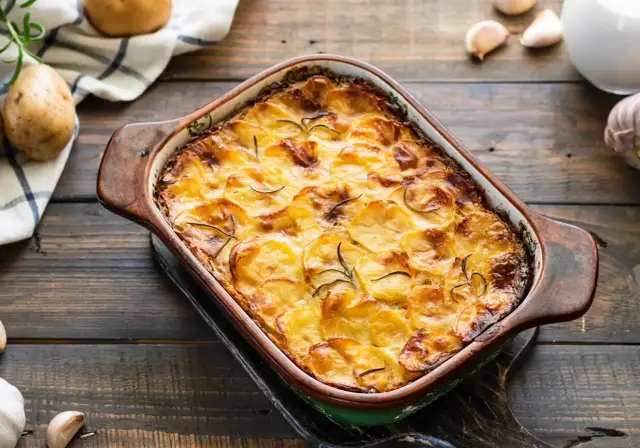 Prosta zapiekanka ziemniaczana z mięsem mielonym: szybki obiad!
