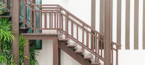 Schody z deski kompozytowej: wzory, montaż i zalety materiału