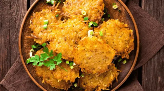 Ile może stać ciasto na placki ziemniaczane? Unikaj tych błędów!