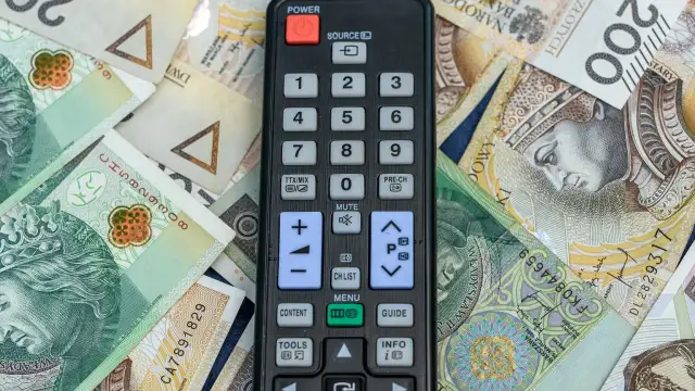 Pilot do telewizora leżący na polskich banknotach.
