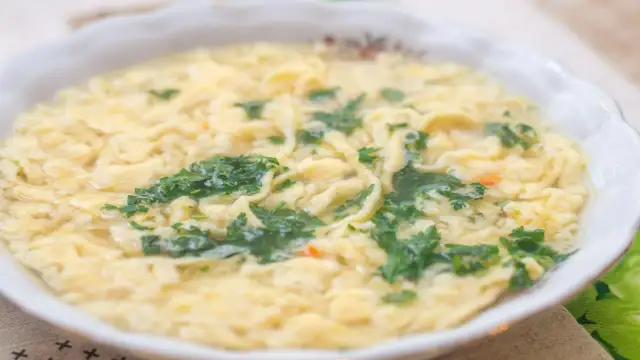 Jak zrobić kluseczki do zupy, które zachwycą smakiem i prostotą