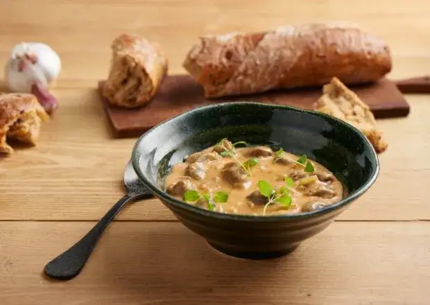 Sycący gulasz z żołądków drobiowych - prosty przepis na obiad