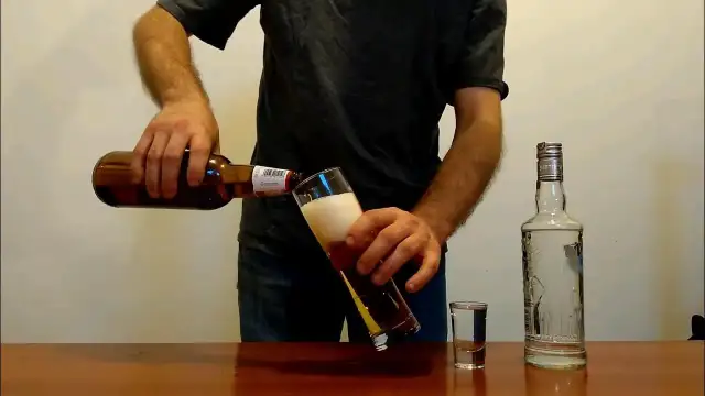 Jak nazywa się piwo z wódką? Poznaj popularny koktajl U-Boot