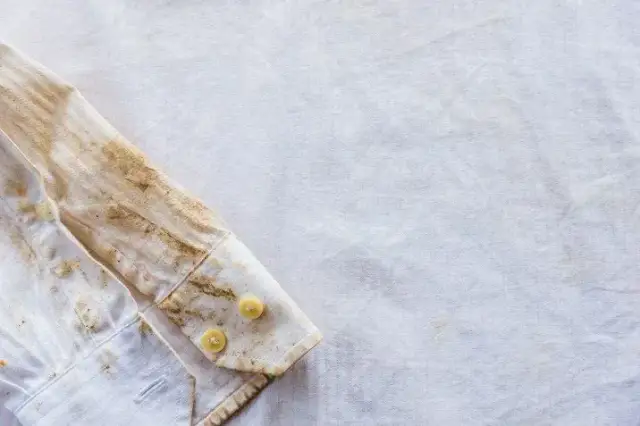 Biała bluzka z rdzą? Usuń ją! Domowe triki i profesjonalne środki