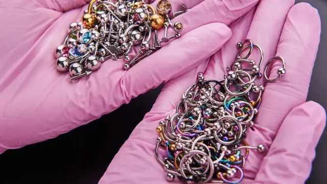 Piercing tytan czy stal chirurgiczna: który materiał jest bezpieczniejszy?