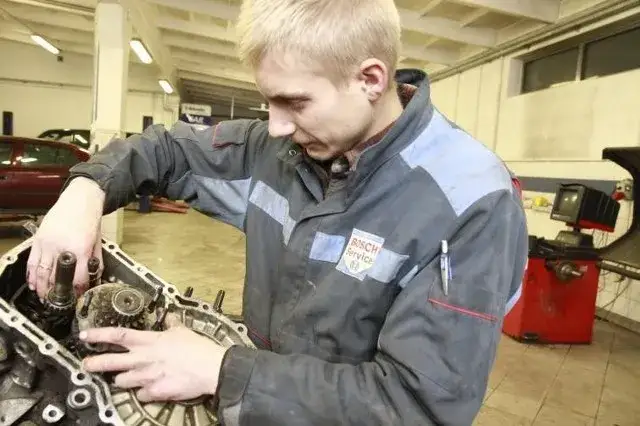 Jak spalić sprzęgło i uniknąć kosztownych napraw samochodu