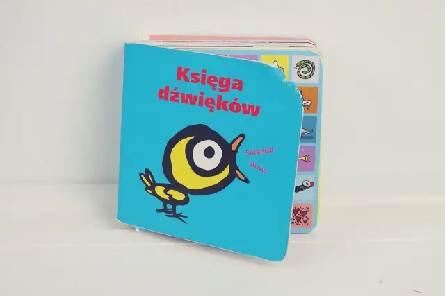 Książeczka "Księga dźwięków" z uroczym ptaszkiem to świetny pomysł, co czytać niemowlakowi. Kolorowe obrazki i dźwięki zachwycą malucha.
