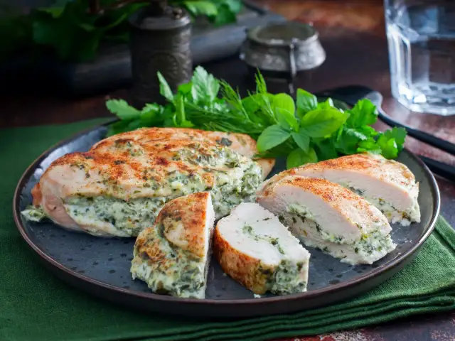 Kieszonki drobiowe ze szpinakiem – prosty przepis na pyszne danie