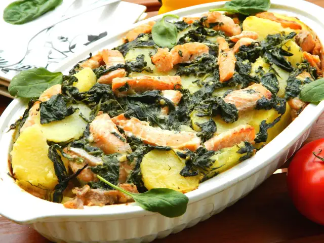 Prosta zapiekanka ziemniaczana z łososiem wędzonym, którą pokochasz