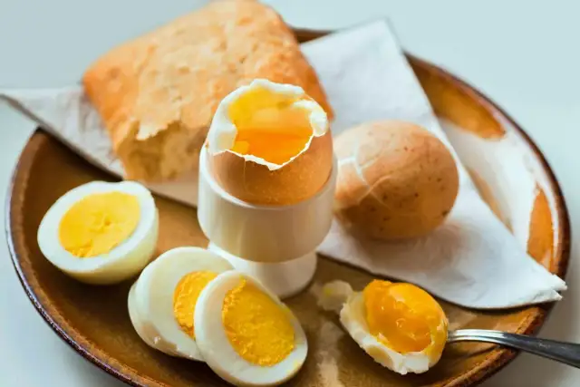 Jajka lekkostrawne: Jak je jeść, by nie obciążać żołądka?