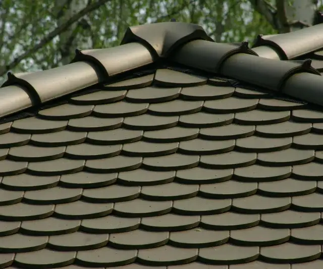 Czy dachówki się przykręca? Kluczowe informacje o mocowaniu dachów